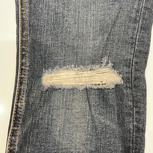 Rag & Bone skinny jeans with rips in the knees in a light medium wash. - Picture 6 of 7